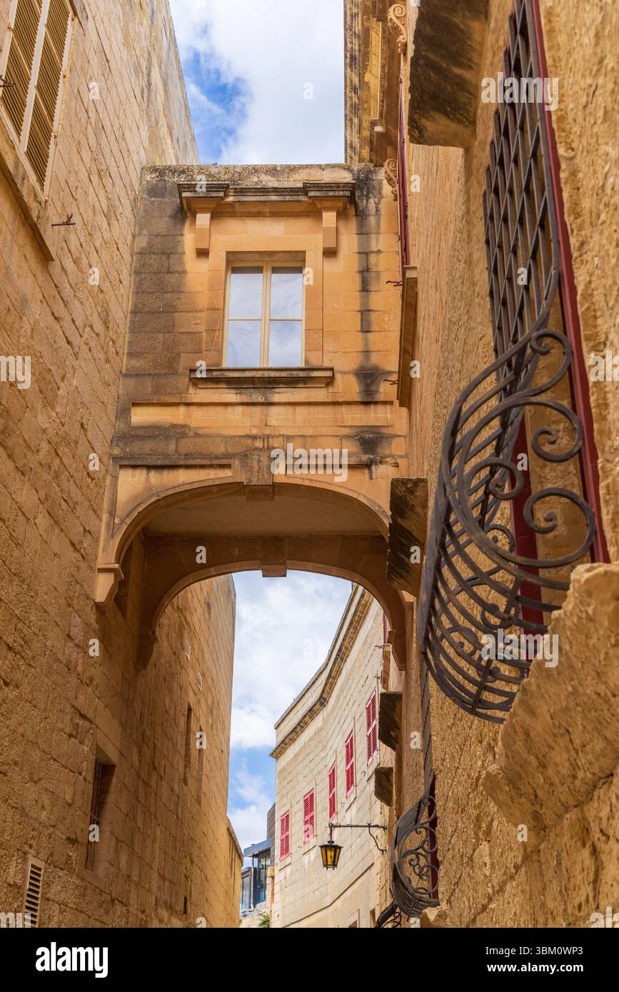 Malta, Mdina. Piccolo ponte pedonale coperto tra due edifici. Foto Stock