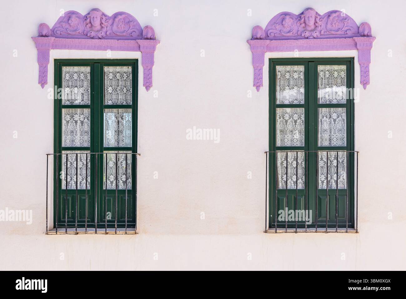 Albaicin, Provincia di Granada, Andalusia, Spagna. Finestre verdi con decorazioni in lavanda. Foto Stock