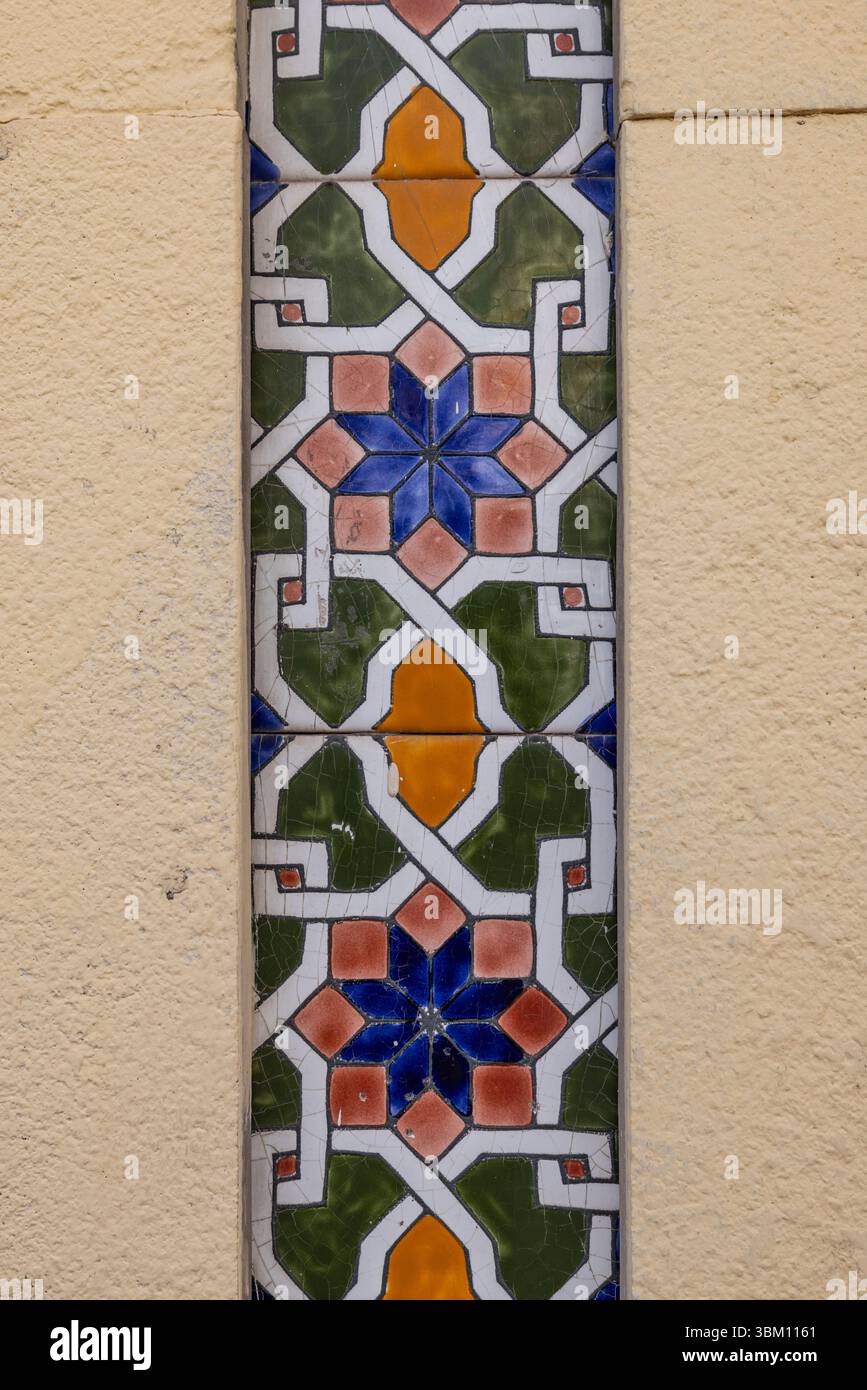 Centro District, Cordoba, Andalusia, Spagna. Piastrelle decorative su un vecchio edificio spagnolo. Foto Stock