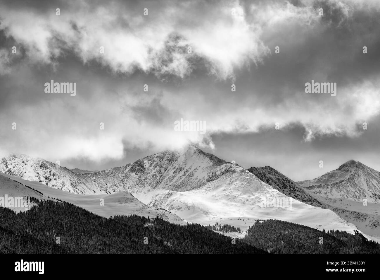 USA, Colorado, Summit County, Frisco. La luce del sole si irrompe attraverso le nuvole lungo la catena montuosa Tenmile, vicino a Copper Mountain Foto Stock