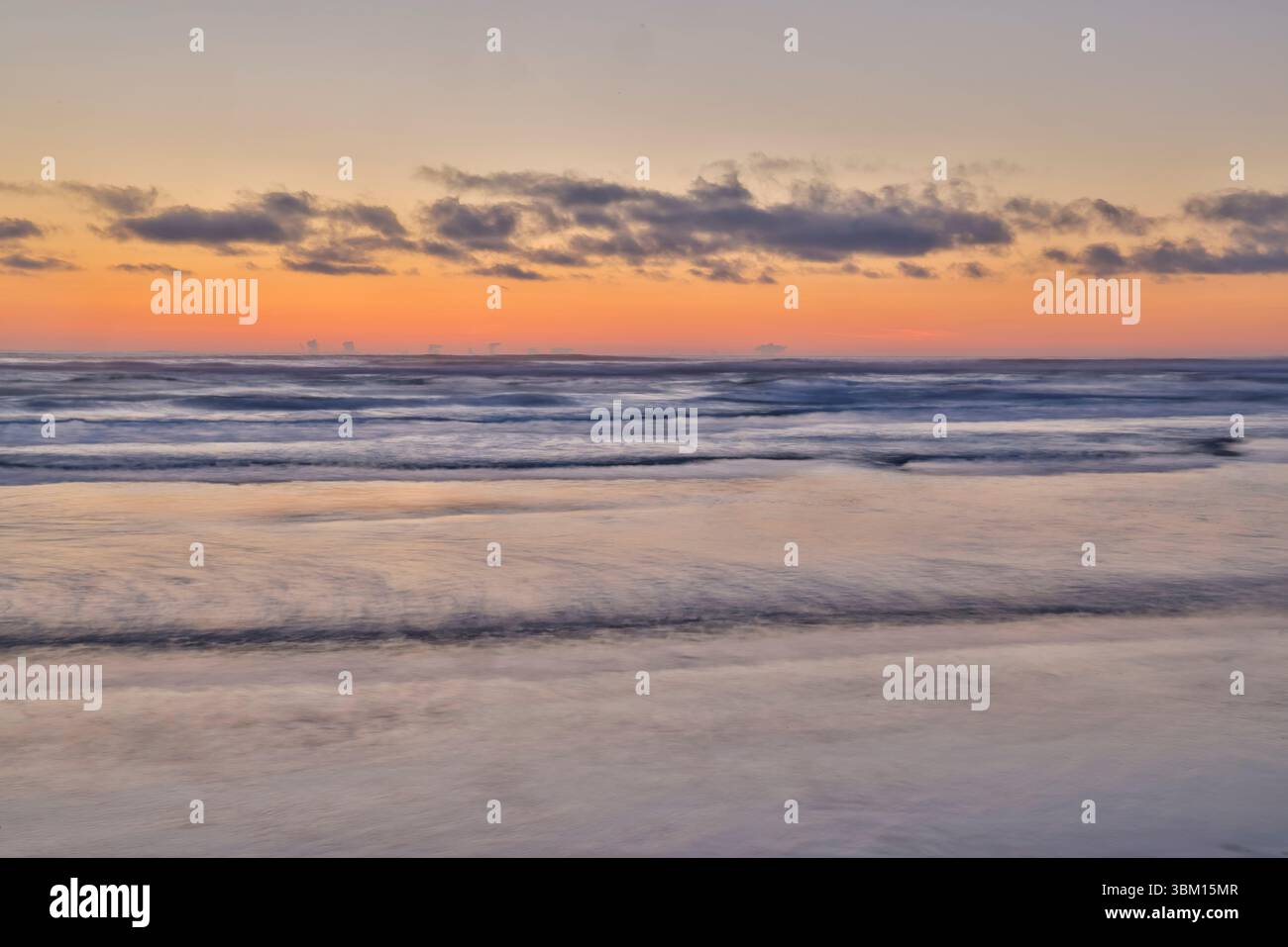Cannon Beach lungo la costa dell'Oregon al tramonto. Foto Stock