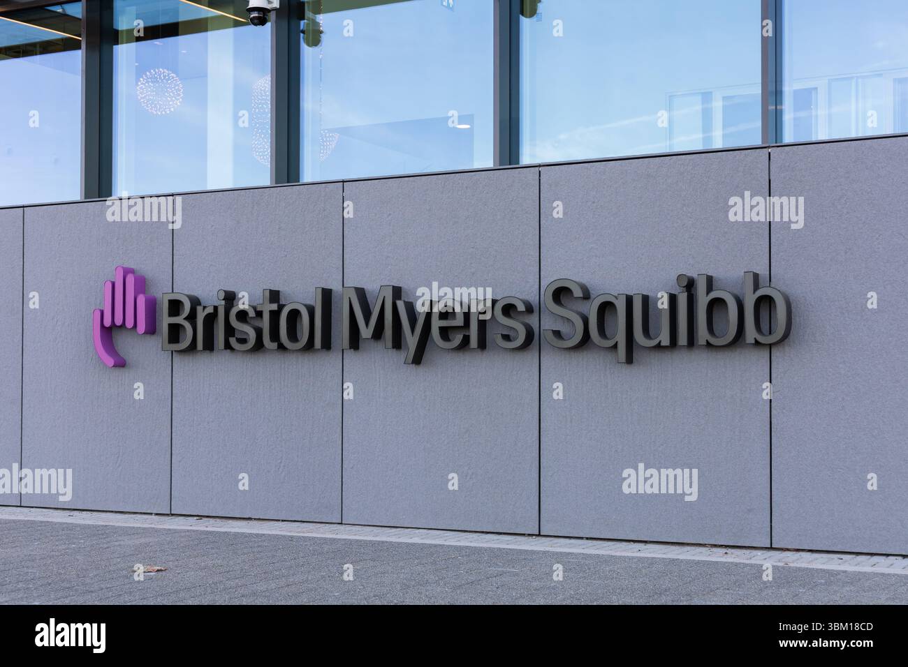 Logo aziendale Bristol Myers Squibb sulla parete esterna di un moderno edificio per uffici, che mostra un design aziendale pulito e un marchio farmaceutico. Oegs Foto Stock