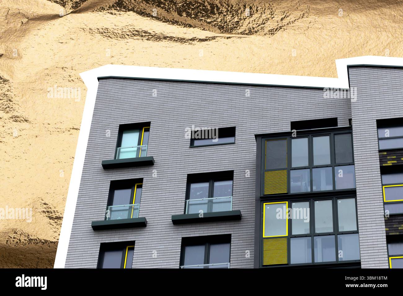 Angolo edificio con moderna architettura di appartamenti con facciata dorata e gialla. Design geometrico elegante, alloggi urbani, immobili di lusso di prima qualità Foto Stock