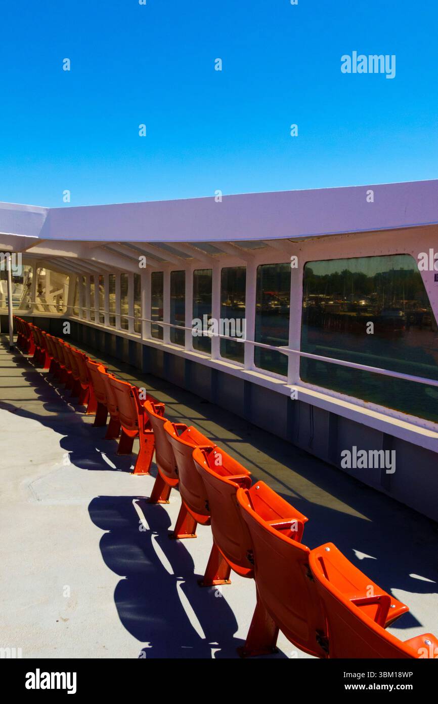 Sedie vuote sul Black Ball Ferry, Port Angeles, Stato di Washington, Stati Uniti. Foto Stock