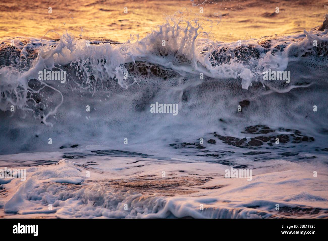 Onde sterrate sullo stretto di Juan de Fuca, Port Angeles, Washington State, Stati Uniti. Foto Stock
