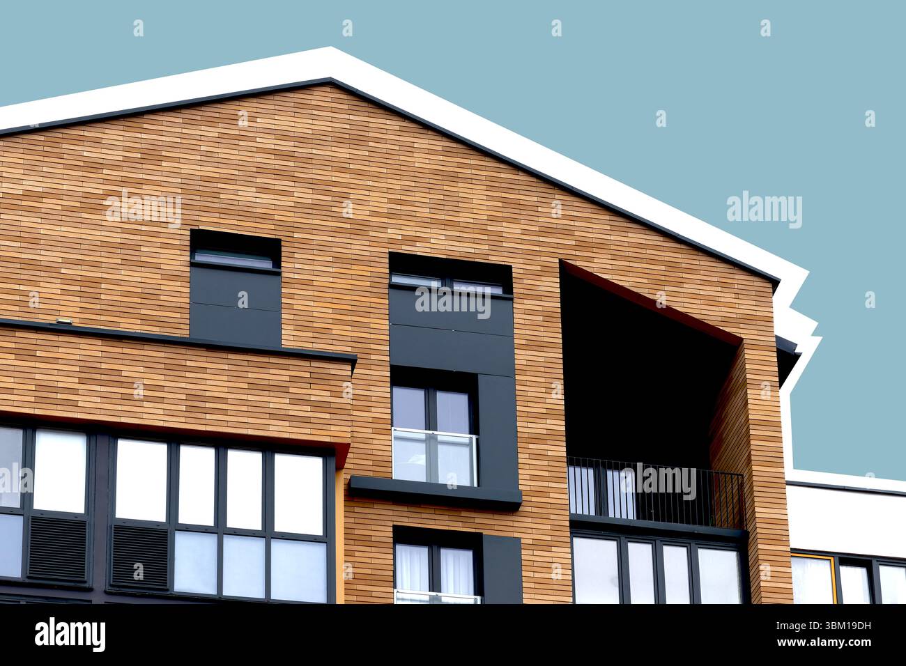 Edificio con pareti in legno e tetto a timpano caratterizzato da balconi e finestre geometriche. Moderna architettura residenziale dal design pulito, eco-living Foto Stock