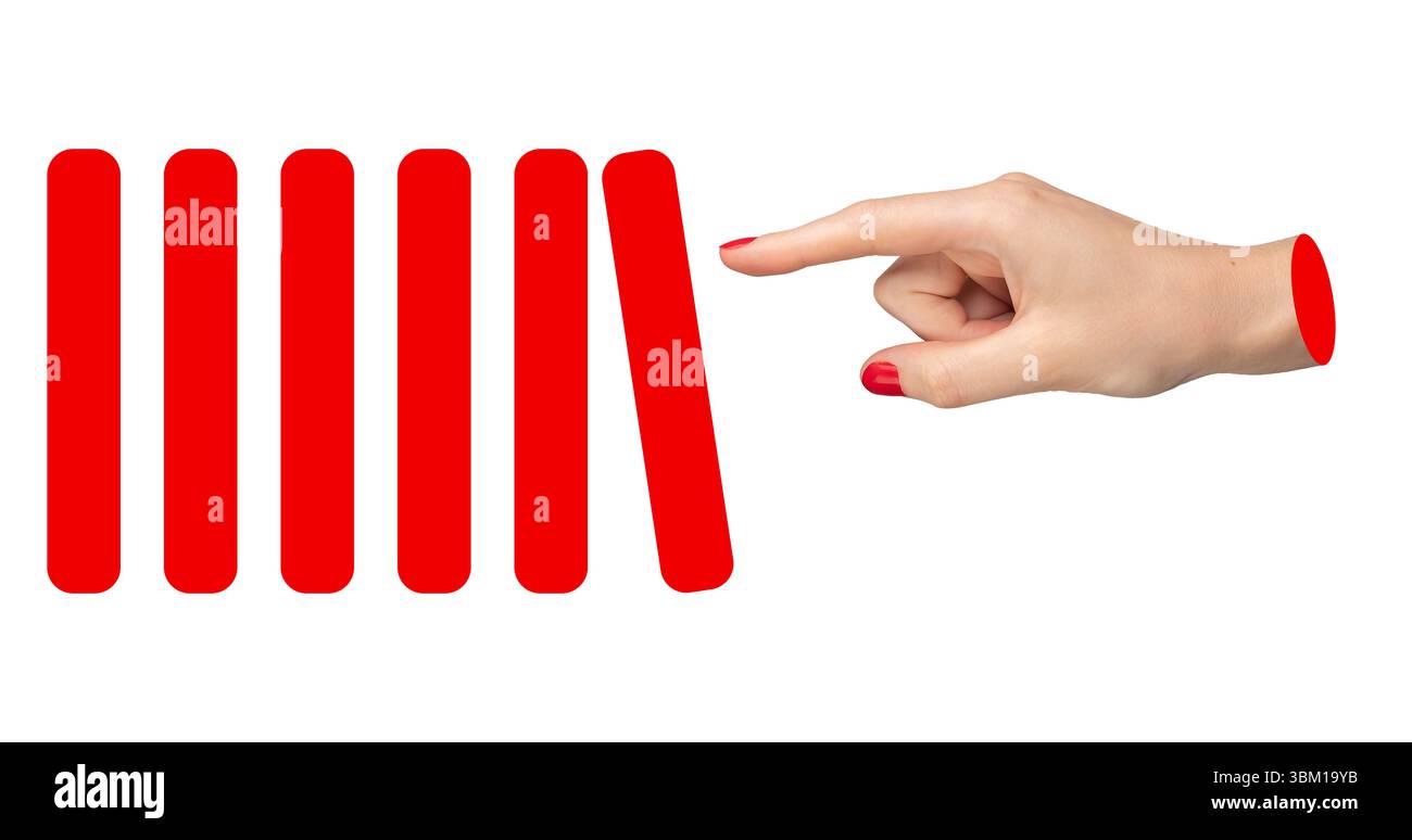 Controllo manuale dei blocchi di domino rossi. Concetto di manipolazione, potere, strategia e autorità nella gerarchia aziendale. Metafora astratta della governance, pr Foto Stock