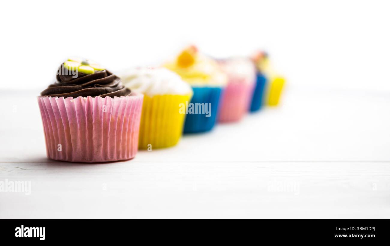 Cupcake multicolore su sfondo bianco Foto Stock