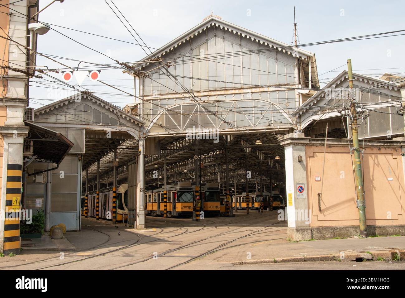 Deposito dei tram trasporto pubblico, sportello Bancomat Milano, via Messina, Italia Foto Stock