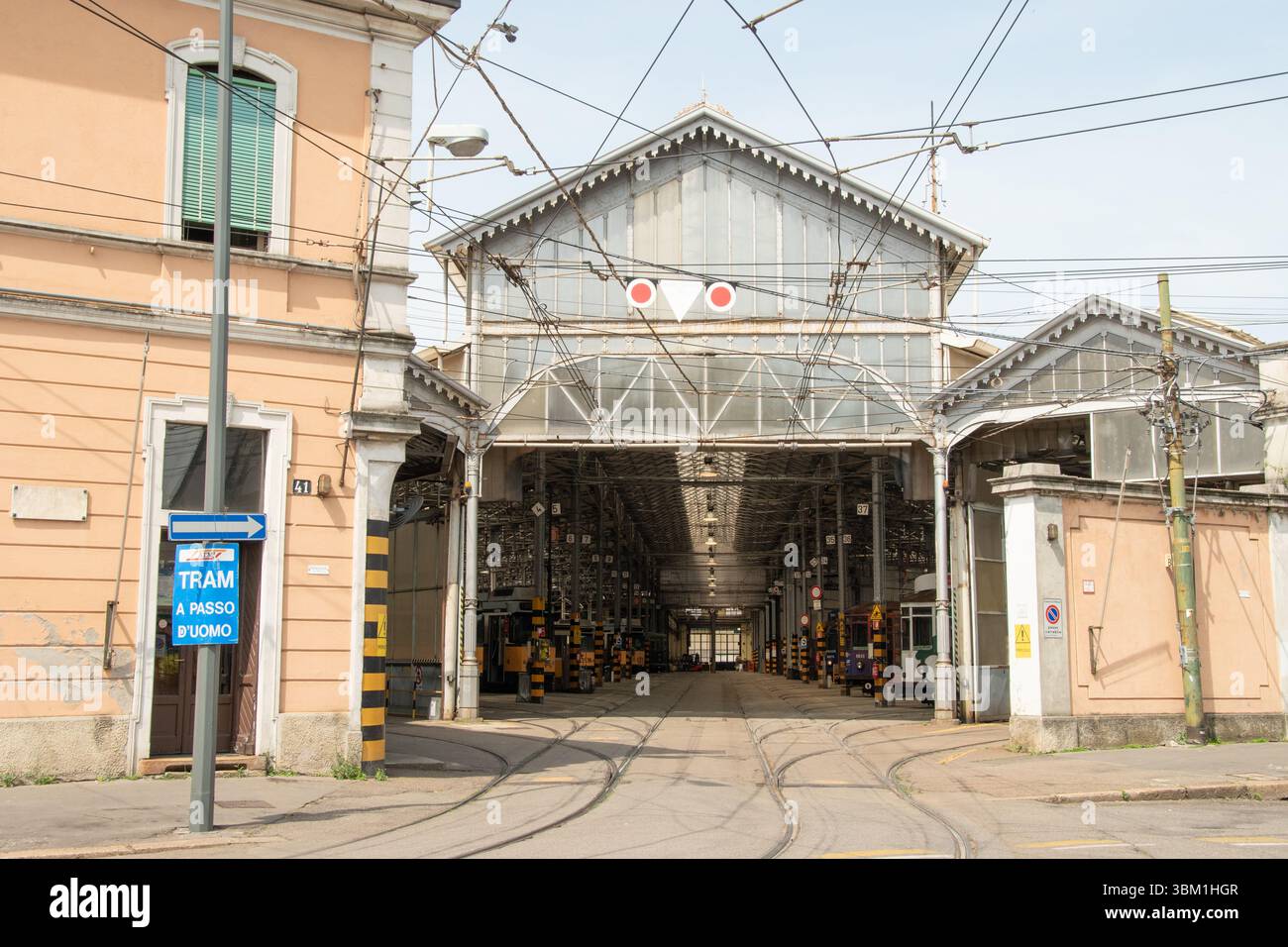 Deposito dei tram trasporto pubblico, sportello Bancomat Milano, via Messina, Italia Foto Stock