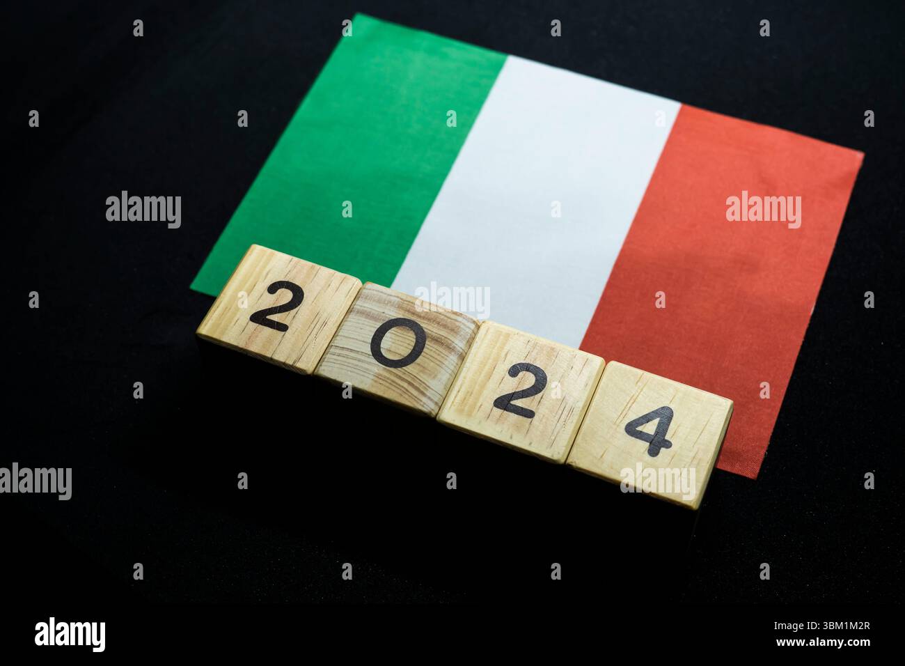 2024, Italia, bandiera italiana con data block, concetto, eventi importanti per l'Italia nel nuovo anno, elezioni, economia, attività sociali, banca centrale, Ital Foto Stock