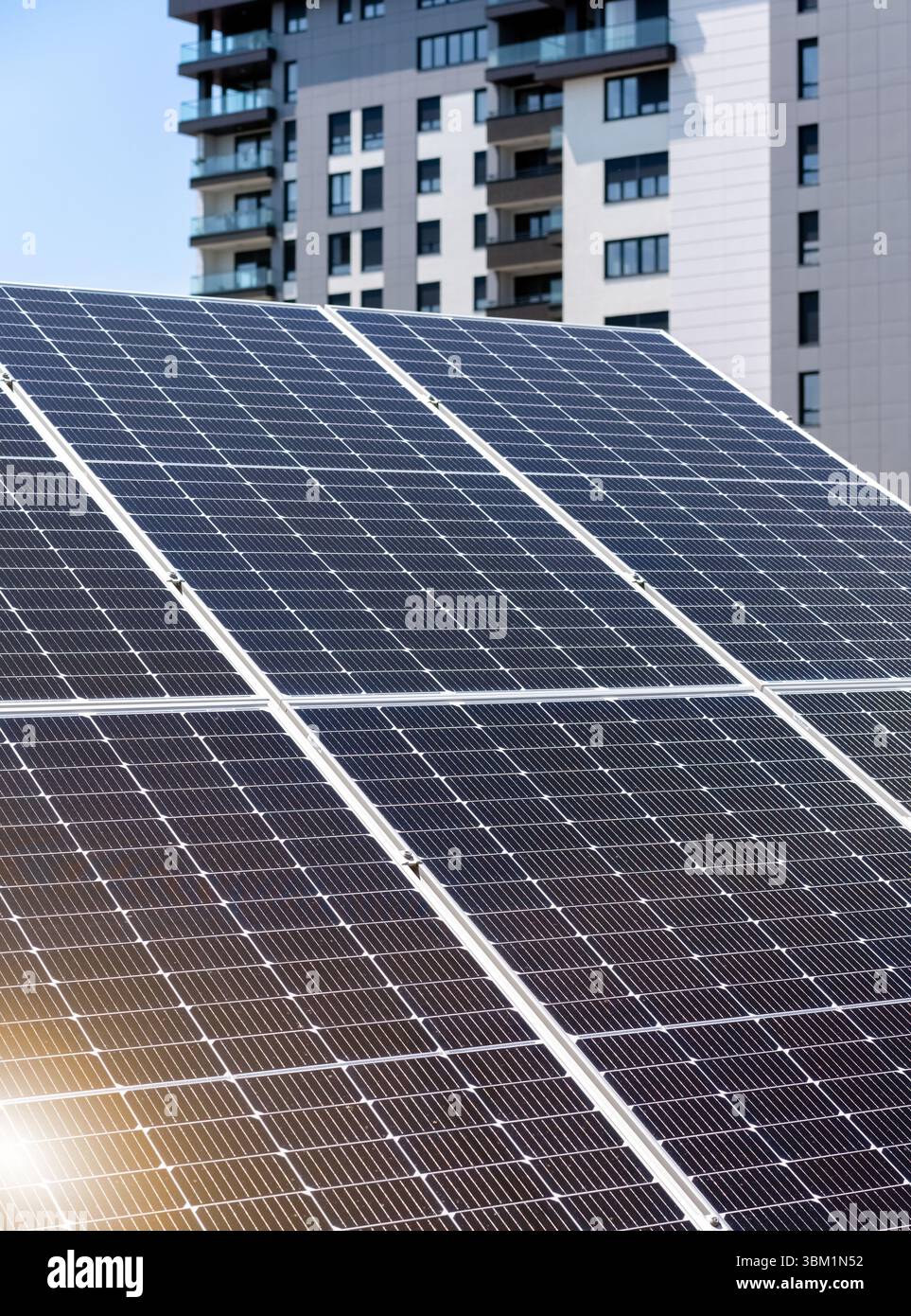 Moderno pannello solare di fronte all'area residenziale della città Foto Stock