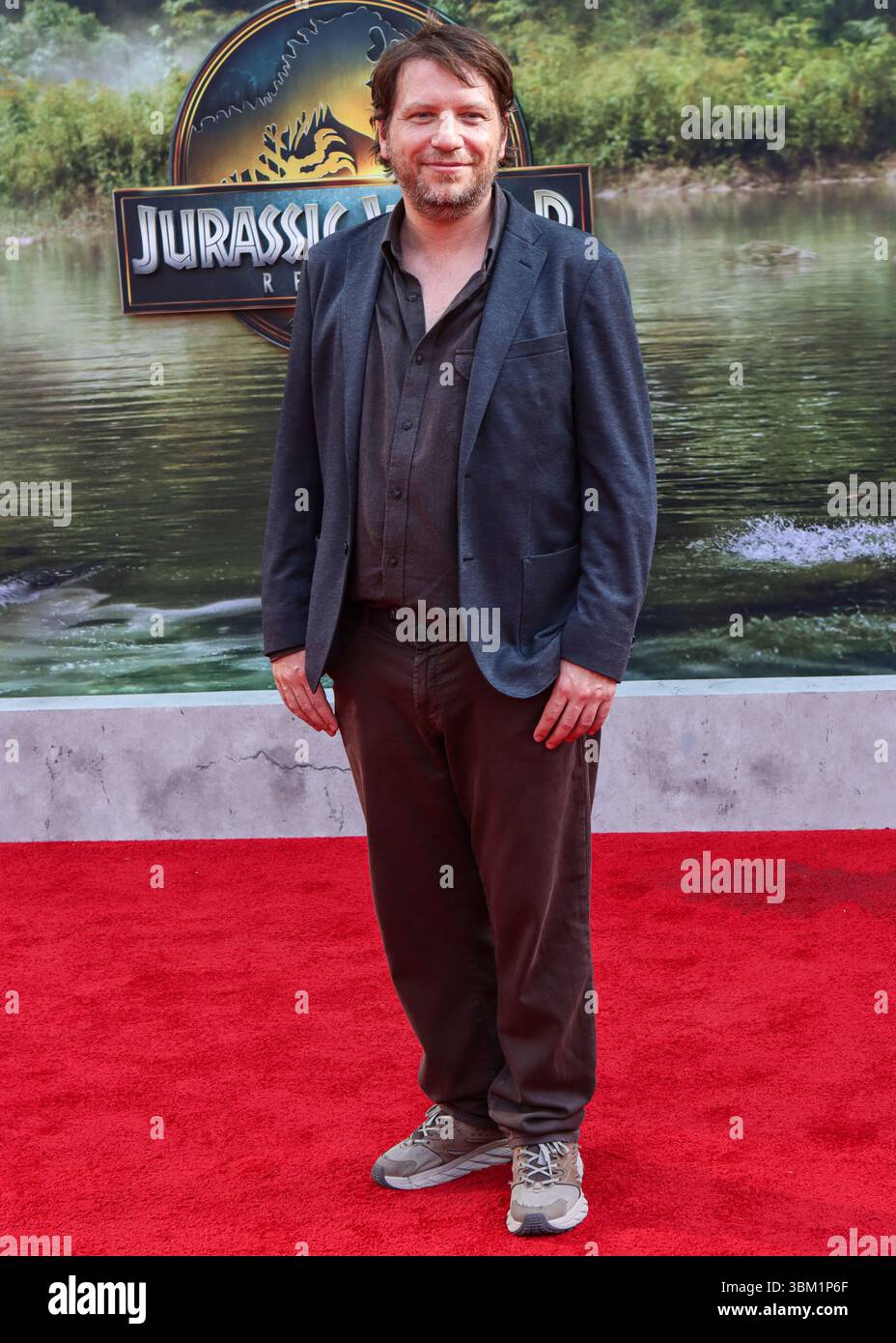 New York, Stati Uniti. 23 giugno 2025. MANHATTAN, NEW YORK CITY, NEW YORK, USA - 23 GIUGNO: Il regista britannico Gareth Edwards arriva alla prima di New York della Universal Pictures e della Amblin Entertainment 'Jurassic World Rebirth' tenutasi presso Hearst Plaza al Lincoln Center for the Performing Arts il 23 giugno 2025 a Manhattan, New York City, New York, Stati Uniti. ( Credito: Image Press Agency/Alamy Live News Foto Stock