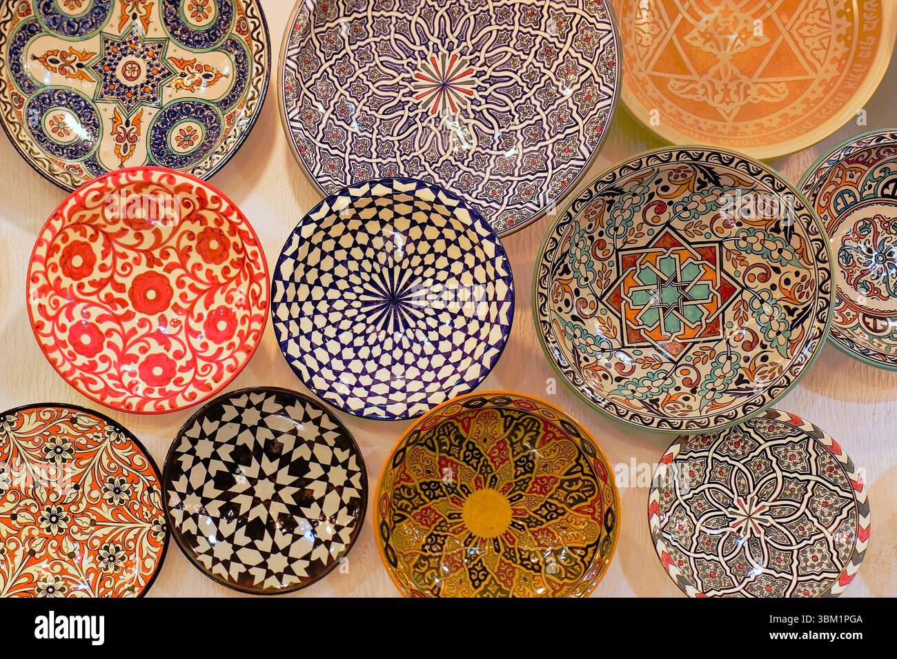 Ciotole di ceramica appese su un muro in Marocco Foto Stock