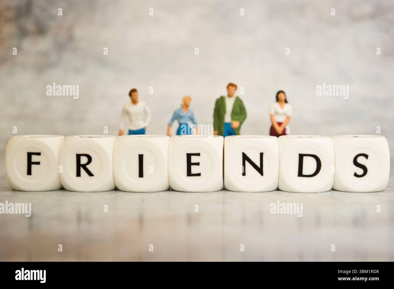 Le persone si figurano e GLI AMICI di parola Foto Stock