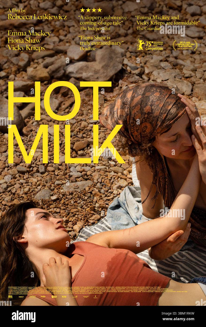 Hot Milk (2025) diretto da Rebecca Lenkiewicz e interpretato da Emma Mackey, Fiona Shaw e Vicky Krieps. Con una strana malattia, una madre e sua figlia si imbarcano in un viaggio verso la costa spagnola per trovare una cura, e lungo la strada la figlia scopre un'altra realtà lontana dalla sua madre controllante. USA SOLO PER USO EDITORIALE DI un foglio di poster. Crediti: BFA / IFC Films Foto Stock