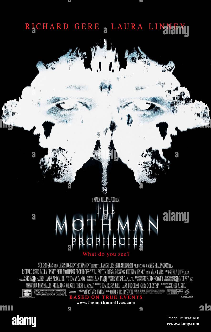 The Mothman Prophecies (2002) diretto da Mark Pellington e interpretato da Richard Gere, Laura Linney e Will Patton. Un thriller soprannaturale in cui un giornalista è attratto da una piccola città della Virginia Occidentale afflitta da misteriosi avvistamenti e profezie inquietanti, basato su eventi reali e sulla leggenda di Mothman. Fotografia di un poster originale degli Stati Uniti del 2002 A USO ESCLUSIVO DELL'EDITORIALE Credit: BFA / Screen Gems Foto Stock