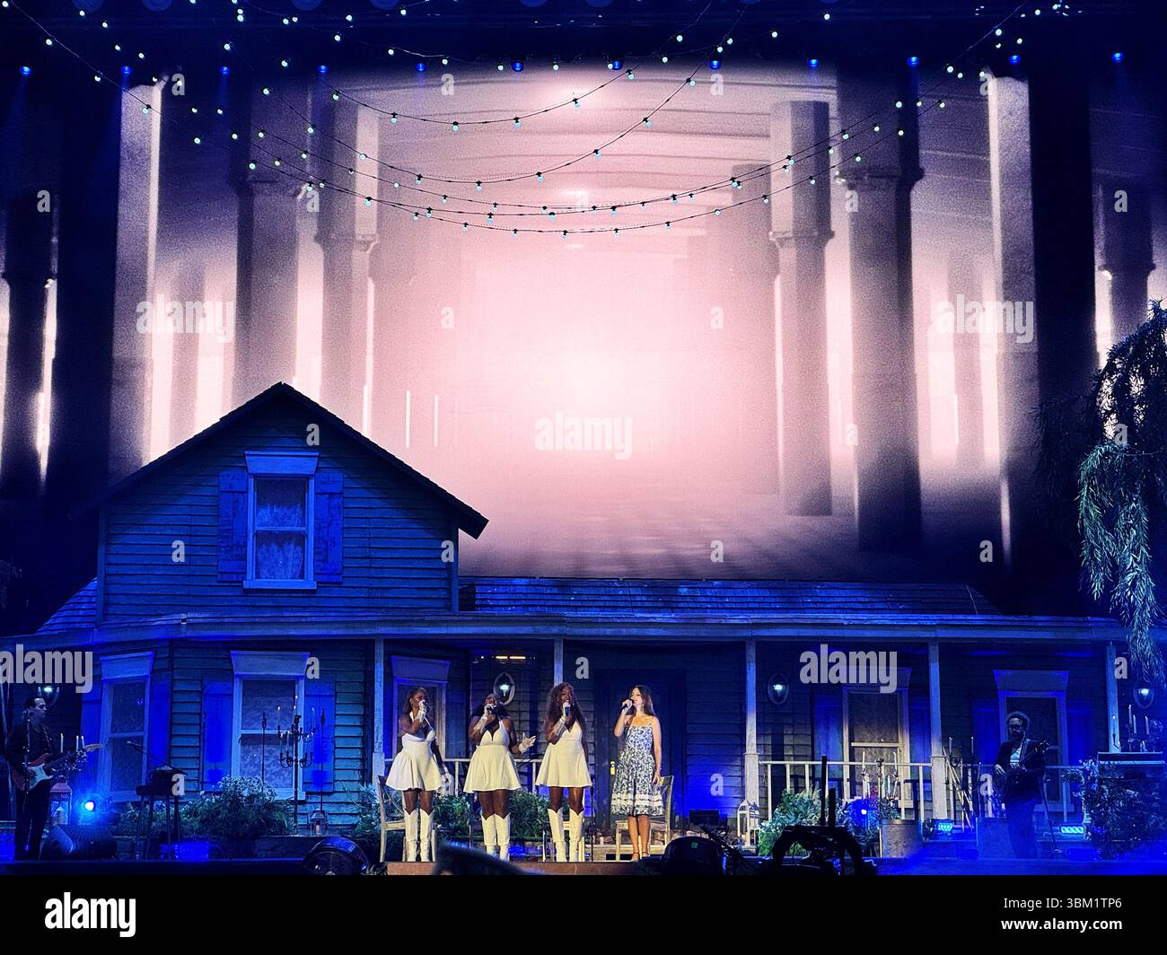 Lana del Rey live in concerto allo stadio Cardiff Principality il 23 giugno 2025.sapevi che c'è una canzone Tunnel sotto Ocean Boulevard. - Immagine stock catturata con smartphone
