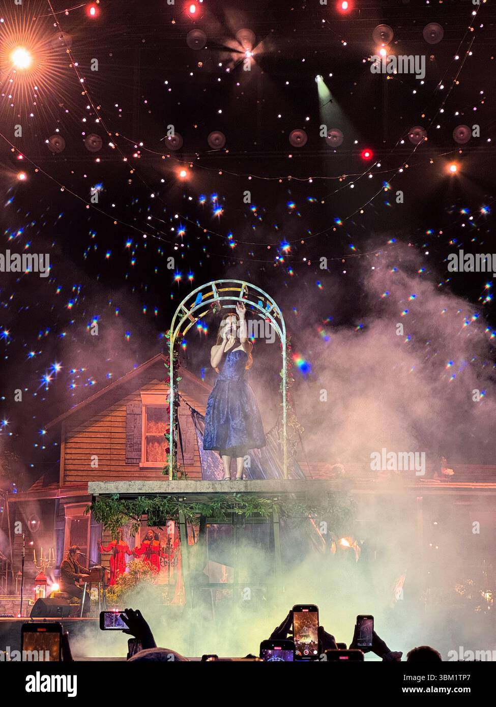 Lana del Rey live in concerto allo stadio Cardiff Principality il 23 giugno 2025. Questa era la giovane e bella canzone del grande Gatsby. Foto Stock