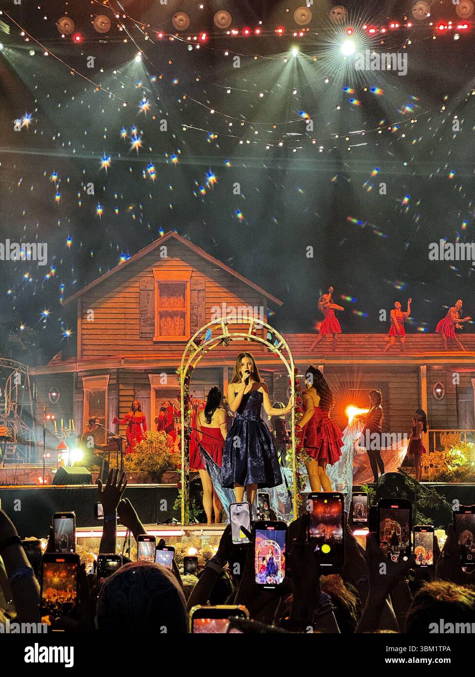 Lana del Rey live in concerto allo stadio Cardiff Principality il 23 giugno 2025. Questa era la giovane e bella canzone del grande Gatsby. Foto Stock