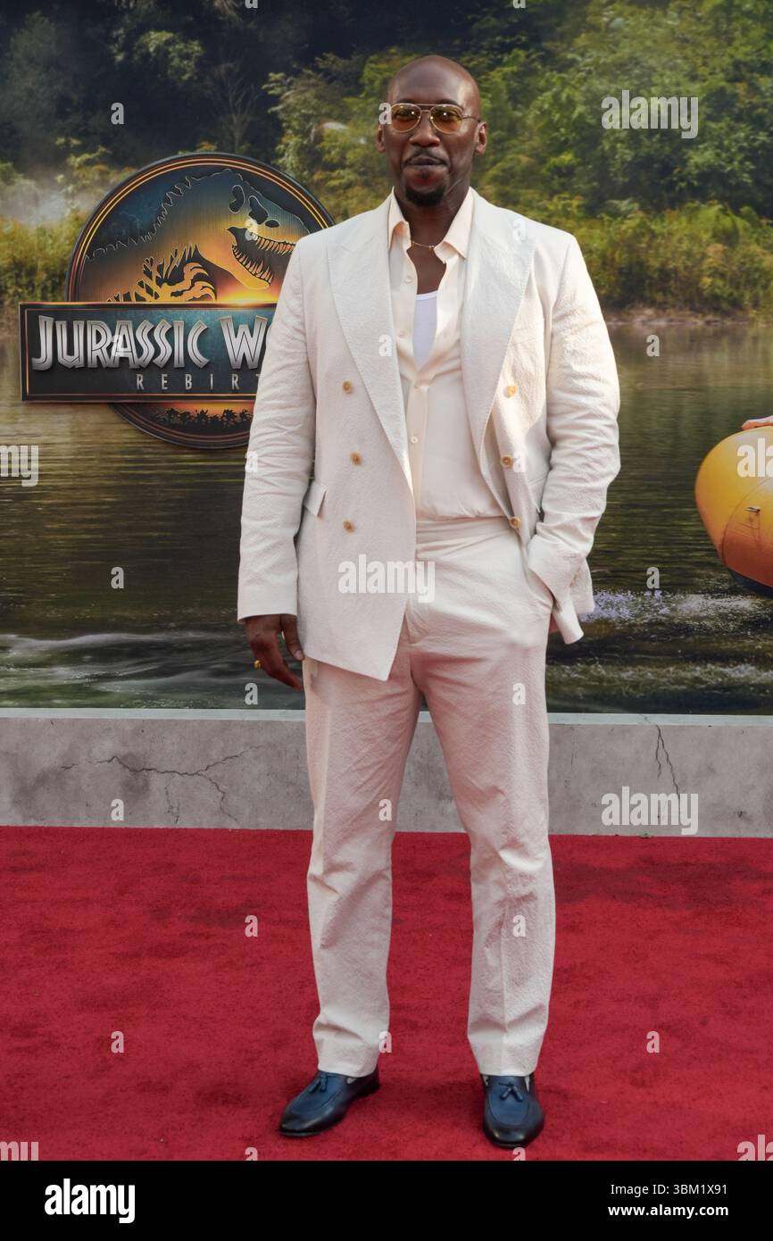 NEW YORK - 23 giugno: Mahershala Ali partecipa alla prima di "Jurassic World Rebirth" all'Hearst Plaza al Lincoln Center il 23 giugno 2025 a New York. Crediti: AKPhoto/Alamy Live News Foto Stock