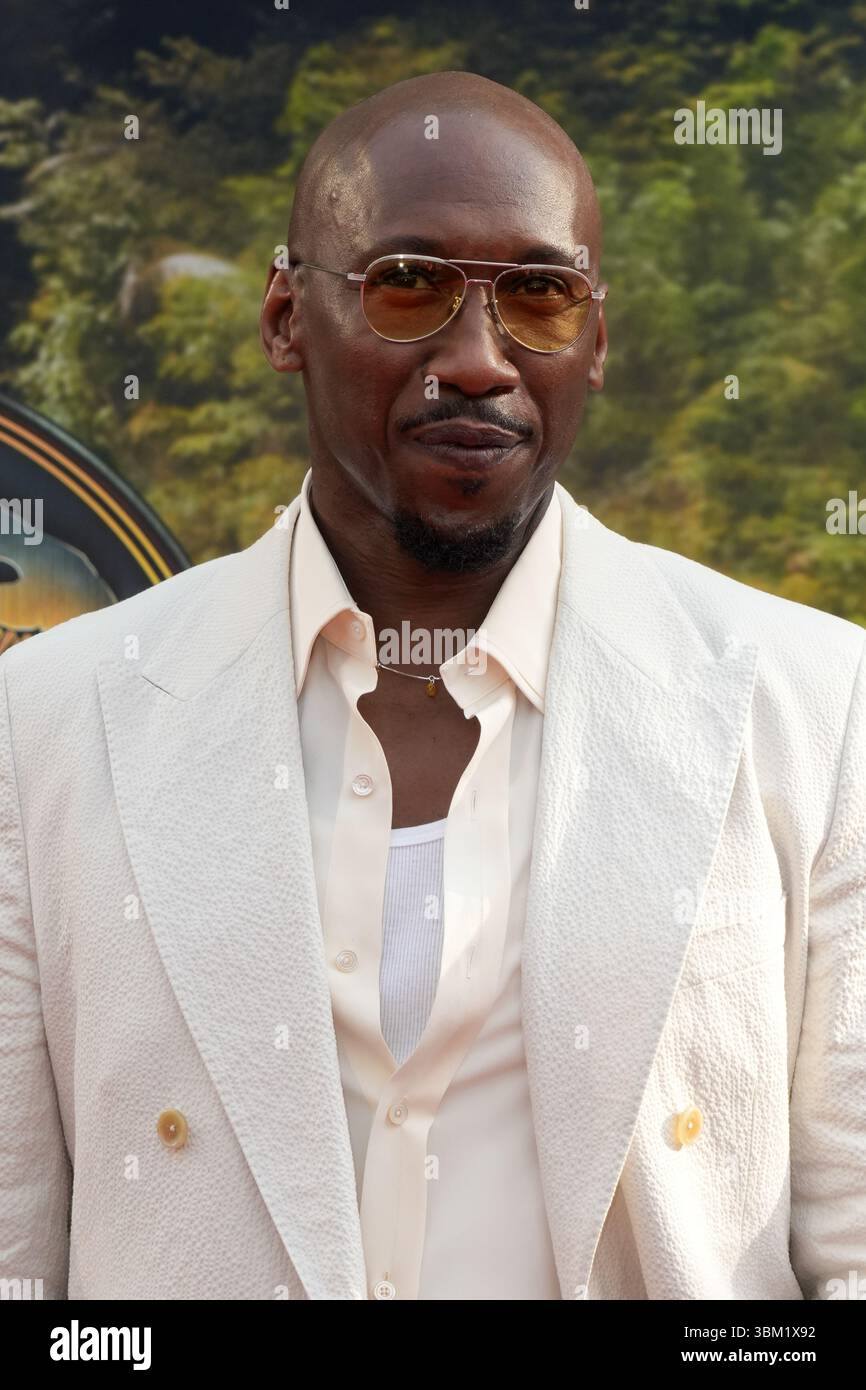 NEW YORK - 23 giugno: Mahershala Ali partecipa alla prima di "Jurassic World Rebirth" all'Hearst Plaza al Lincoln Center il 23 giugno 2025 a New York. Crediti: AKPhoto/Alamy Live News Foto Stock
