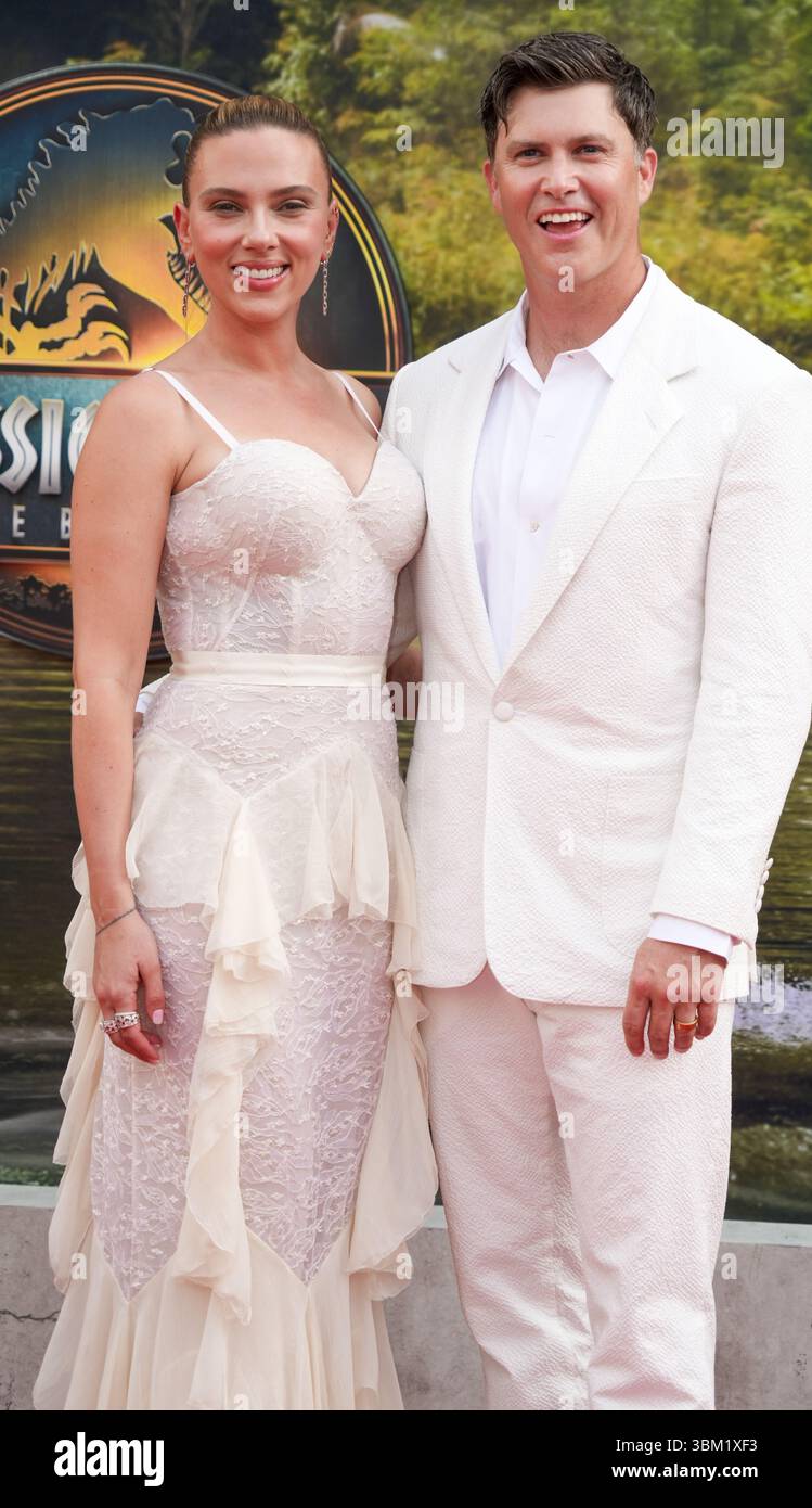 NEW YORK - 23 giugno: Scarlett Johansson (L) e il marito Colin Jost assistono alla prima di "Jurassic World Rebirth" all'Hearst Plaza al Lincoln Center il 23 giugno 2025 a New York. Crediti: AKPhoto/Alamy Live News Foto Stock