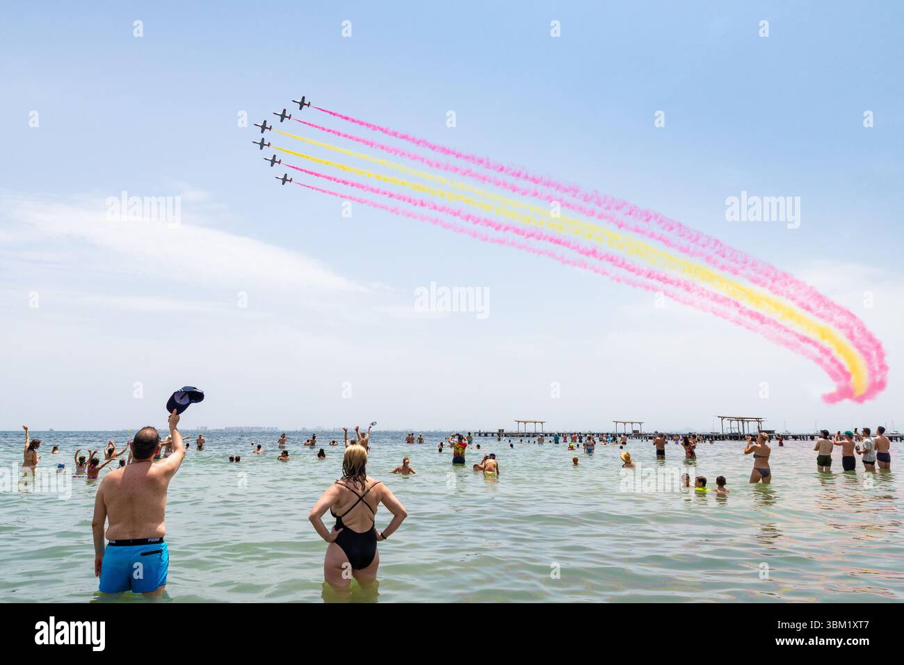 Patrulla Águila mostra finale del team che vola con i jet CASA C101 Aviojet prima di passare al turboelica PC-21. Visualizzazione su Mar Menor. Salutare la gente Foto Stock