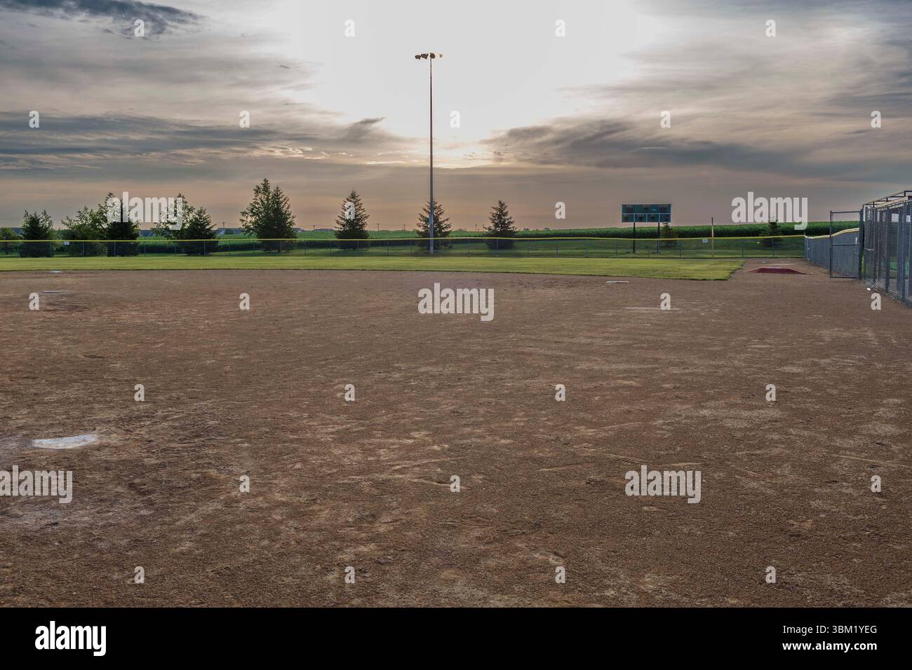 una veduta da casa alla prima base su un campo da baseball all'alba Foto Stock