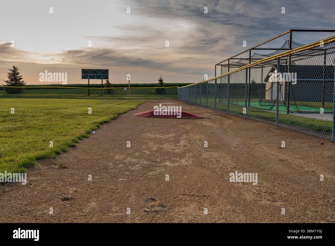 inizia a camminare verso il bullpen per iniziare a riscaldare il braccio Foto Stock