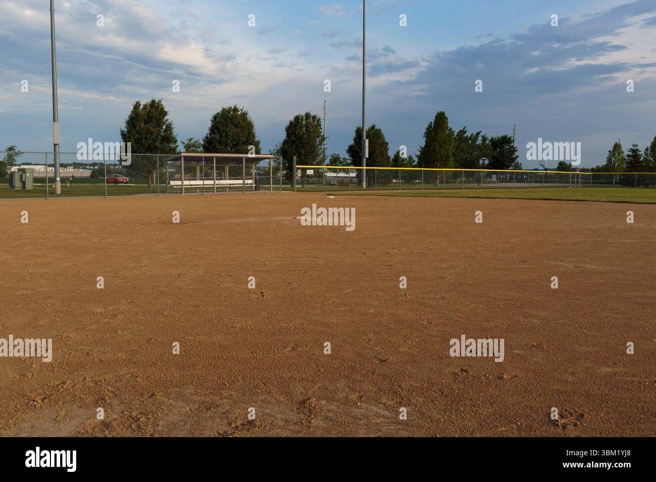vista dalla prima base al tumulo dei lanciatori e dalla terza base su un campo da baseball Foto Stock
