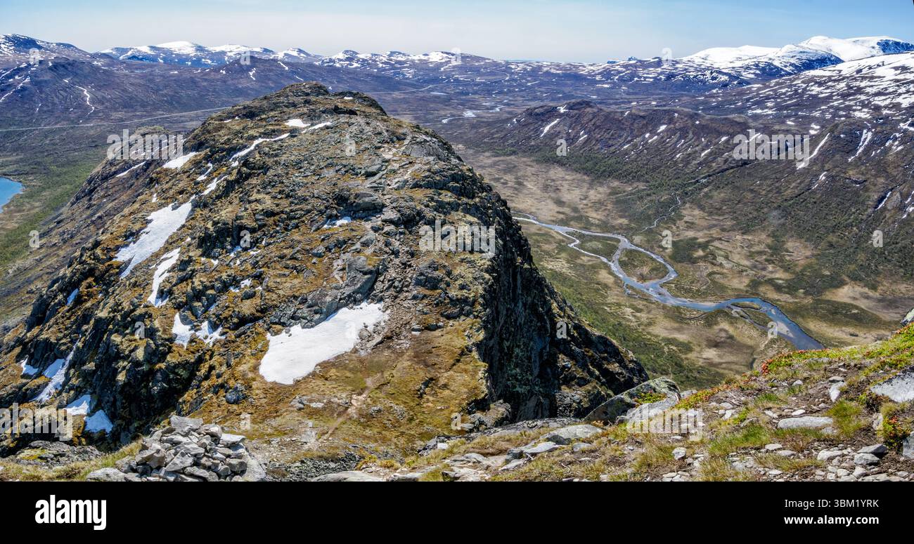 Vista da Knutshoe che guarda in basso su Leirungsdal e il fiume Leirungsae nel Parco Nazionale Jotunheimen Norvegia Foto Stock