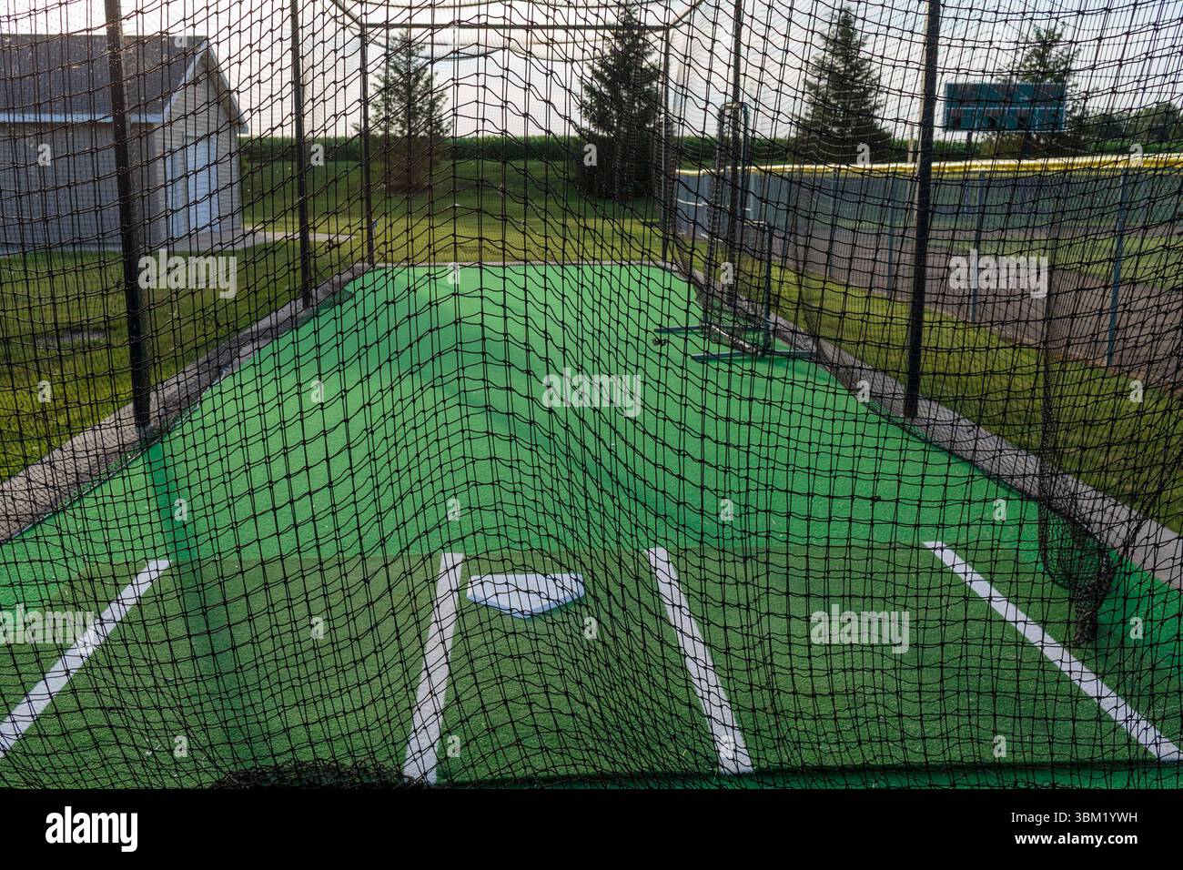 primo piano della gabbia da baseball sul lato della terza base del secondo campo Foto Stock