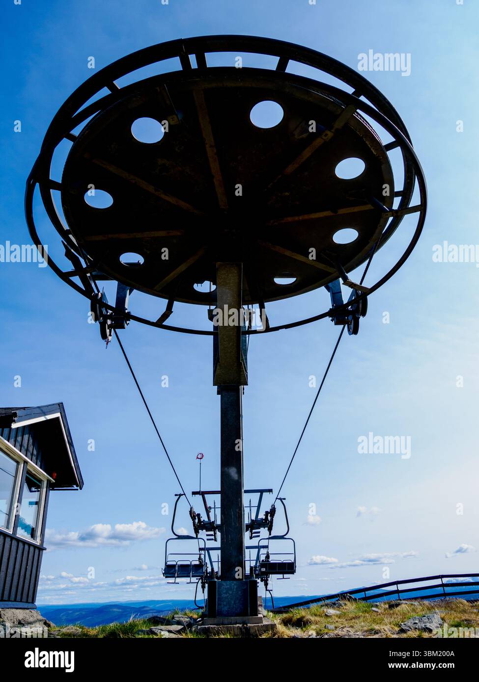 La stazione più alta di uno skilift nella stazione sciistica di Beitostollen nel Parco Nazionale di Jotunheimen in Norvegia Foto Stock