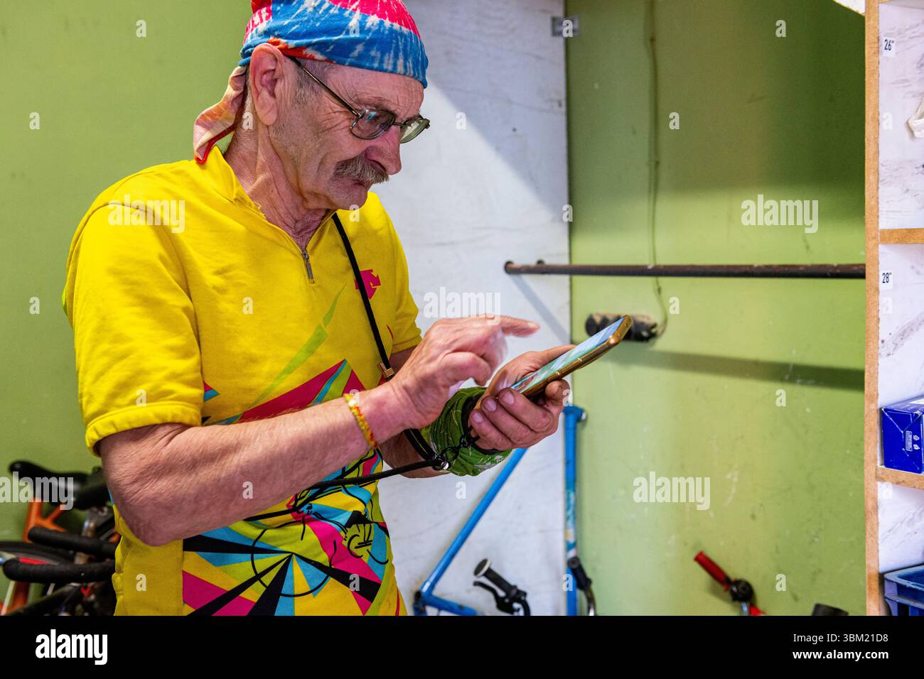Uomo ritratto, ciclista volontario. Il progetto U-Cycle a Kiev, Ucraina depone un totale di volontari. Kiev, Ucraina. Foto Stock