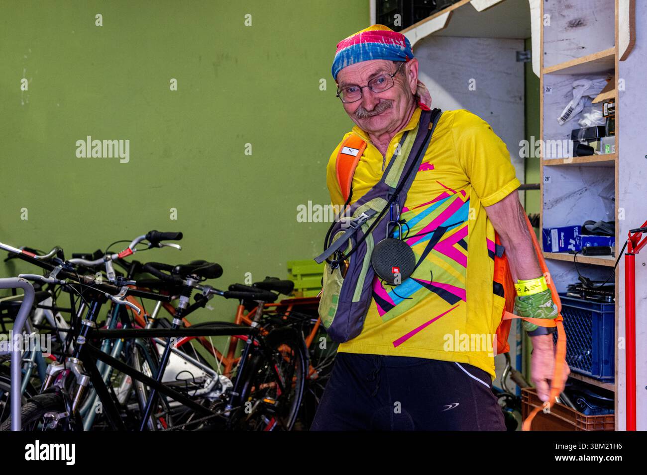 Uomo ritratto, ciclista volontario. Il progetto U-Cycle a Kiev, Ucraina depone un totale di volontari. Kiev, Ucraina. Foto Stock