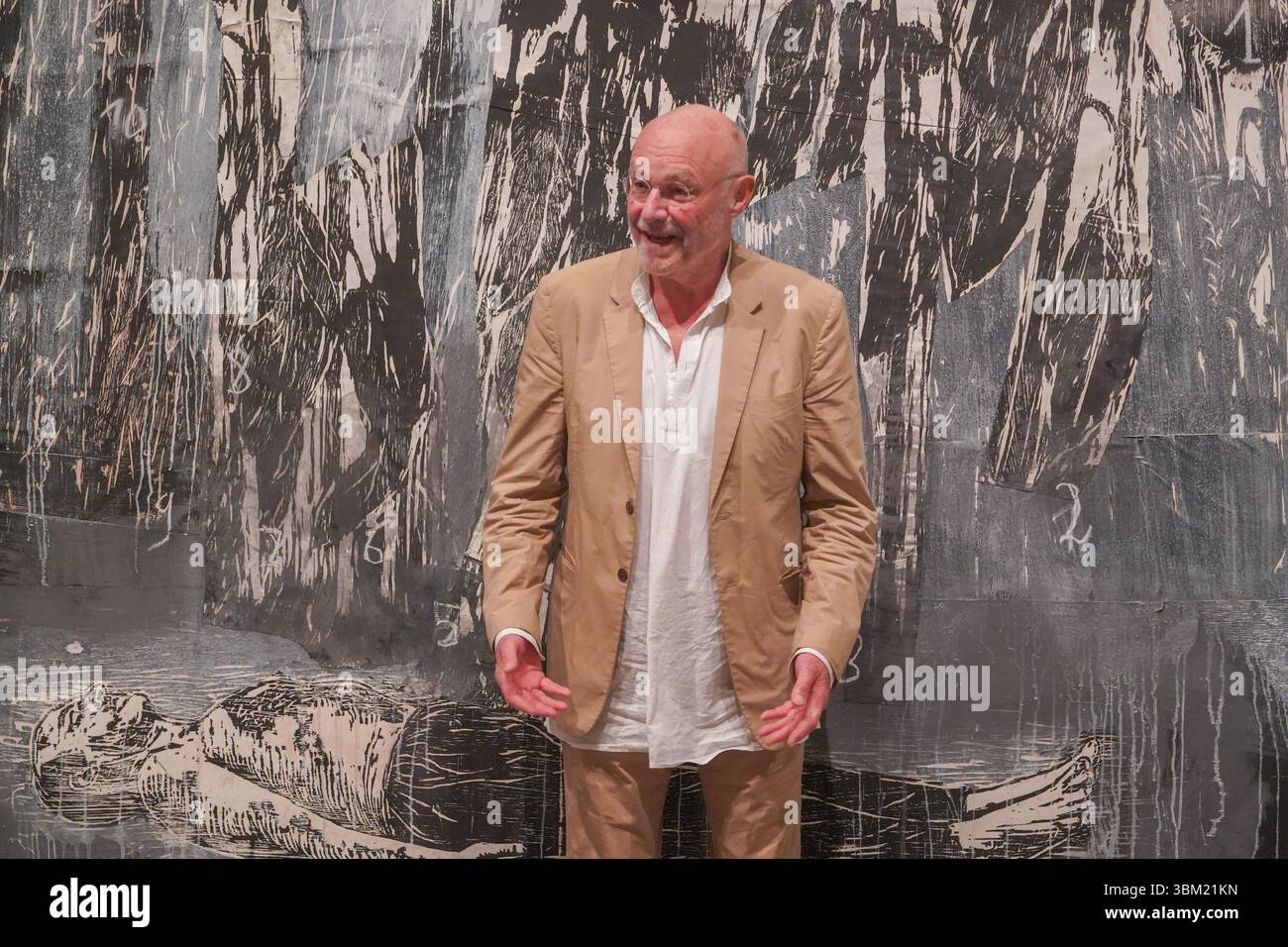 Londra, Regno Unito. 24 giugno 2025. Anselm Kiefer (nella foto) con Hortus Conclusus 2007-14, collage di xilografie su tela con acrilico e gommalacca. Anteprima di Anselm Kiefer ispirato a Van Gogh presso la Royal Academy of Arts che riunisce dipinti e disegni di Van Gogh dalla collezione del Museo Van Gogh di Amsterdam, con dipinti, disegni e sculture. La mostra si svolge dal 28 giugno al 26 ottobre 2025 Amer Ghazzal/Alamy Live News Foto Stock