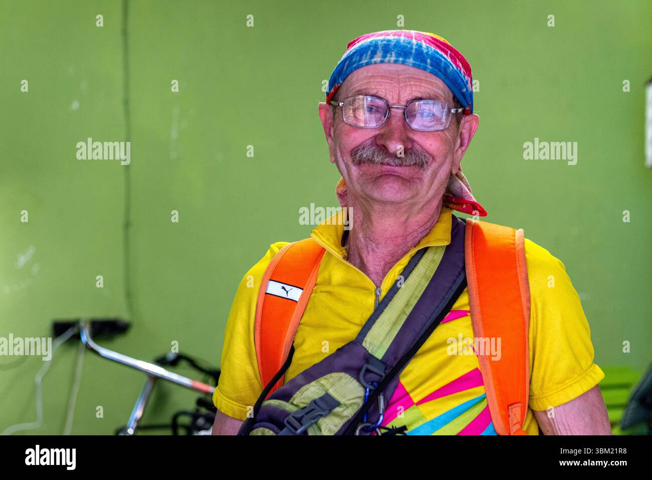 Uomo ritratto, ciclista volontario. Il progetto U-Cycle a Kiev, Ucraina depone un totale di volontari. Kiev, Ucraina. Le biciclette vengono donate ai Veterans of War, aiutandoli a riprendersi dalle dure esperte. Foto Stock