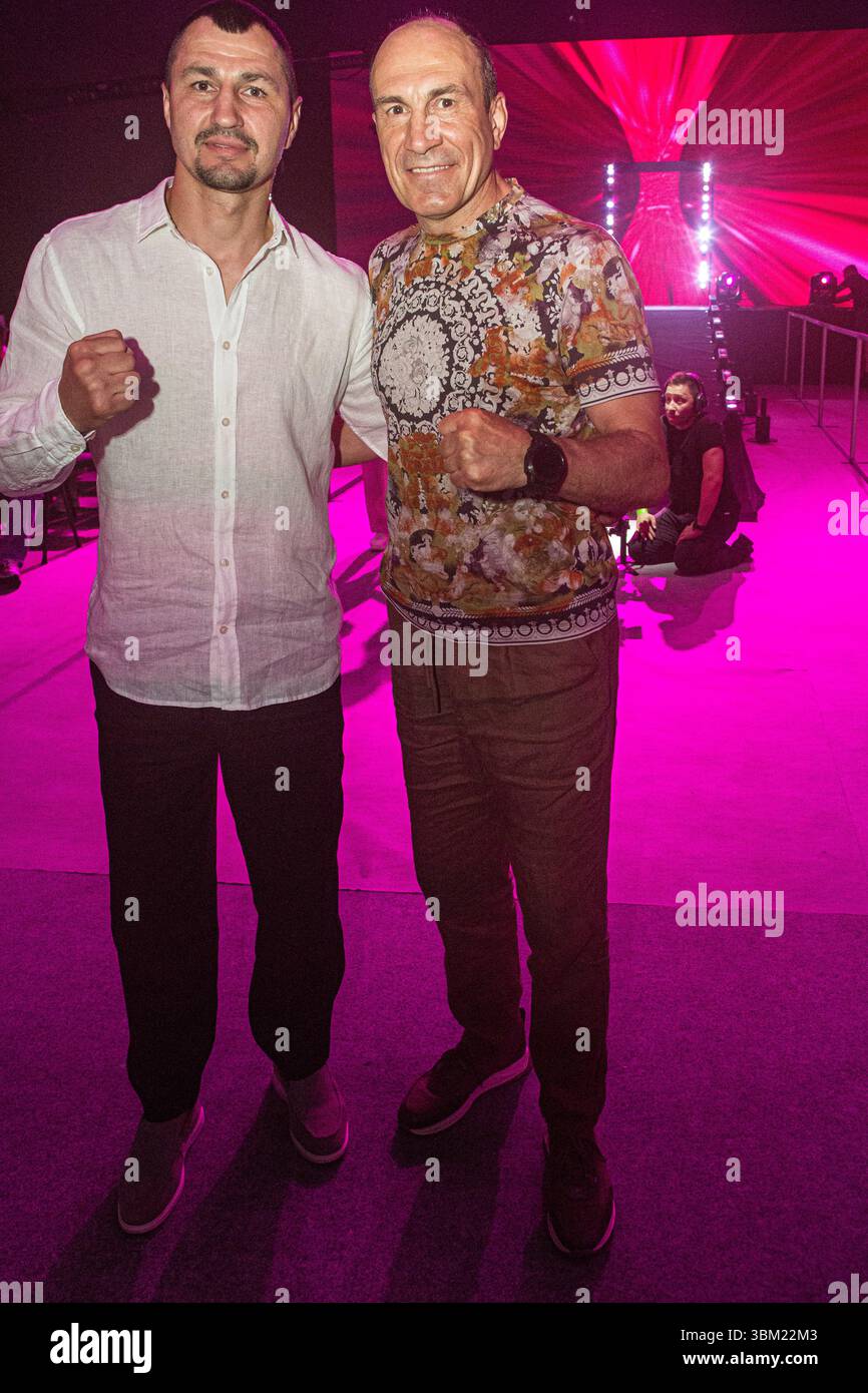 Due icone, un'eredità, l'ex pugile della WBC Victor Postol e il grande kickboxing Vyacheslav Timofieiev a Kiev, che onorano l'eredità di combattimento dell'Ucraina. Foto Stock