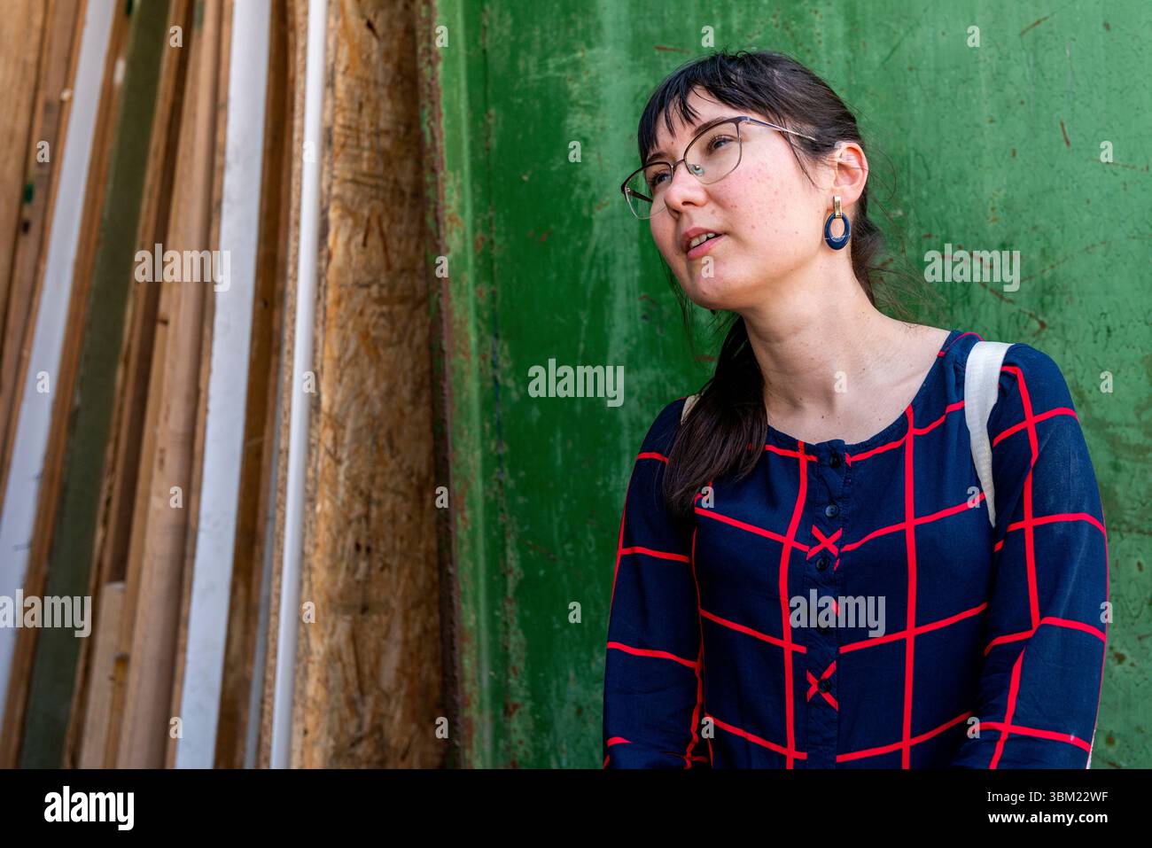 Progetto volontario U-Cycle per il ritratto stradale. Mentre sei nel bel mezzo di una conversazione su una donazione di bici. Kiev, Ucraina. Foto Stock