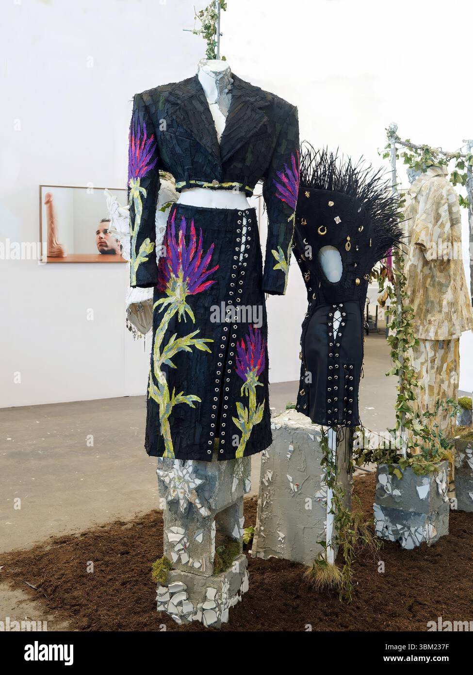 Eleganti outfit di moda scura con intricati motivi ricamati floreali esposti Foto Stock