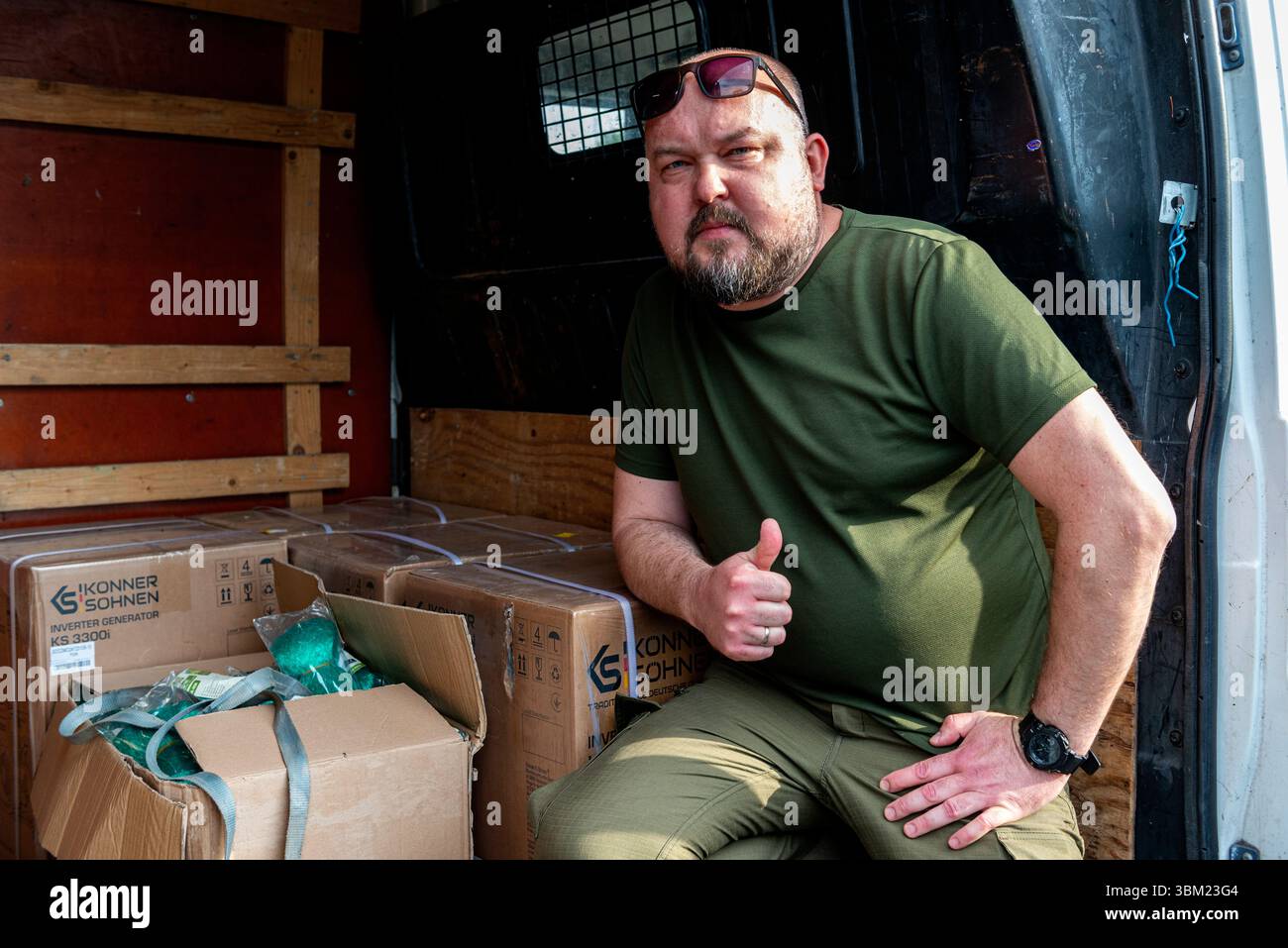 Incontro con un Combatant & Soldier Azov Batalion per donare un autobus/furgone per lavorare con i droni. Kiev, Ucraina. Foto Stock