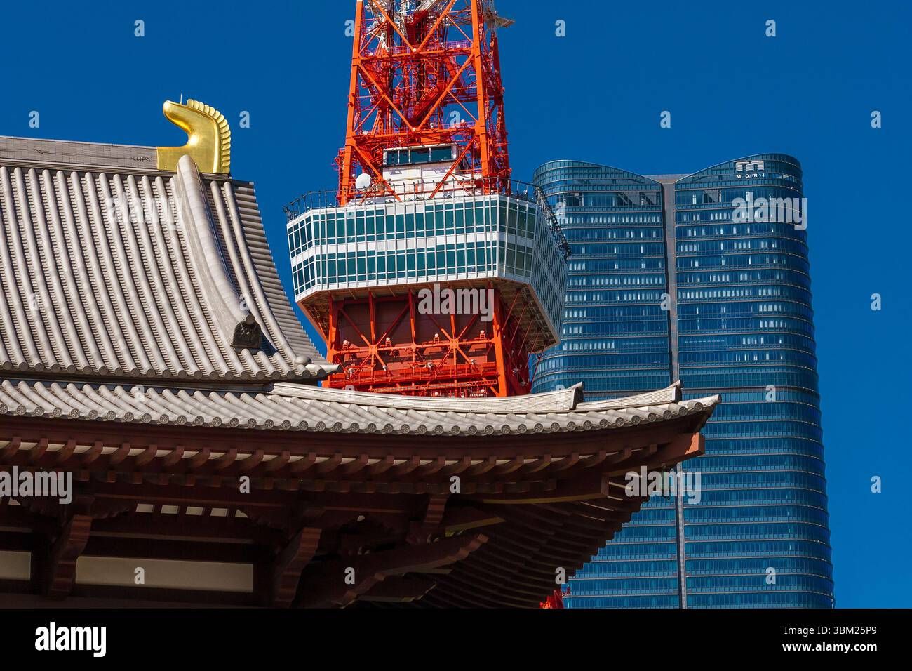 Giappone tra tradizione e modernità. Architettura tradizionale affiancata dalla moderna Tokyo Tower e dalla Mori JP Tower delle colline Azabudai, il più alto edificio Foto Stock