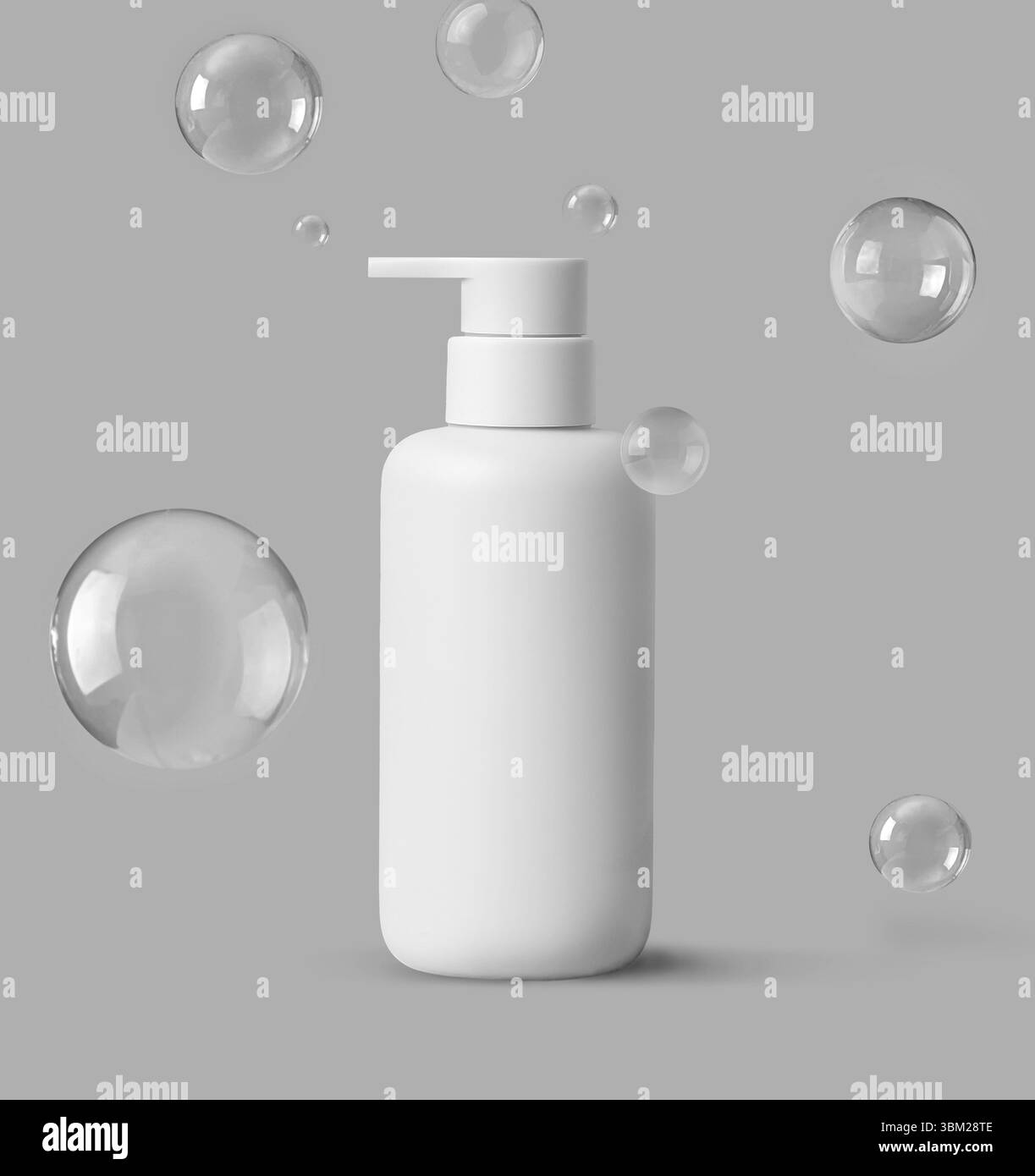 Biberon bianco circondato da bolle delicate, perfetto per shampoo, sapone liquido, gel doccia, detergente Foto Stock