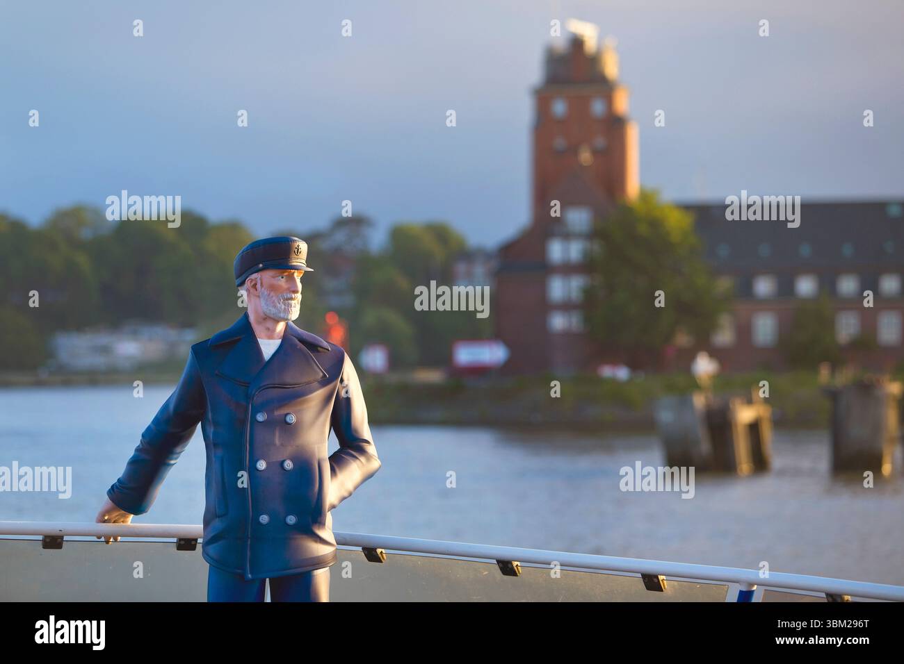 Figura 3D del capitano installato permanentemente sulla prua di un traghetto portuale di fronte alla casa pilota di Seemannshoeft, Germania, Amburgo Foto Stock