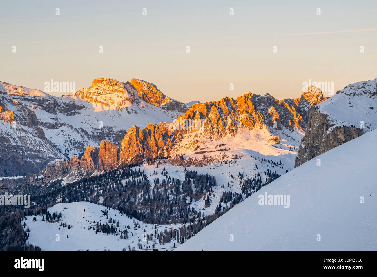 Dolomiti di Sesto innevate alla luce della sera, Italia, alto Adige, Trentino-alto Adige Foto Stock