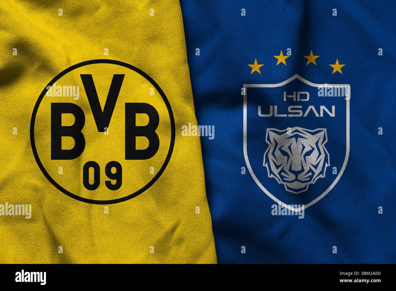 Pringsewu, Lampung; 25 giugno 2025; la trama del tessuto del logo del club di calcio Borussia Dortmund con una combinazione del registro del club di calcio Ulsan HD Foto Stock