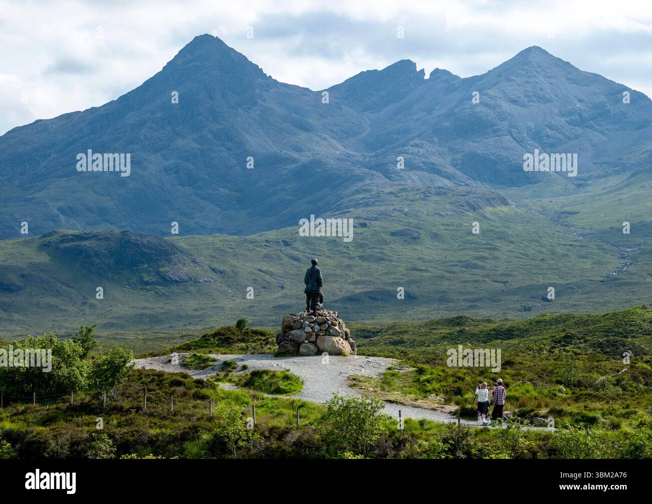 Statua di Collie e MacKenzie a Sligachan che guarda verso la catena montuosa di Black Cuillin, Isola di Skye, Scozia. Foto Stock
