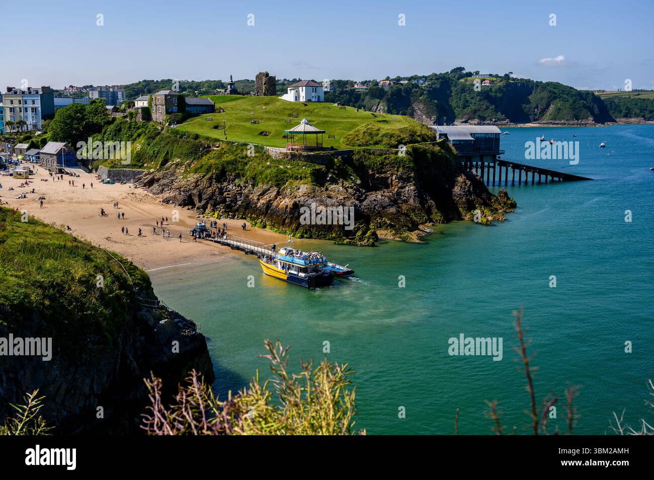 Gite in barca dalla spiaggia del castello di Tenby, Galles Foto Stock