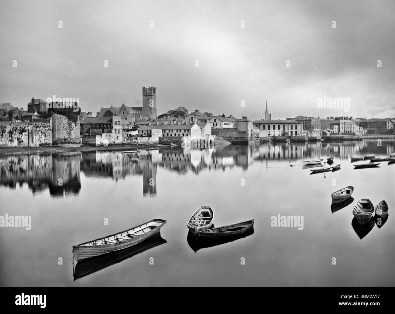 Una fotografia del tardo XIX secolo del fiume Shannon dal Thomond Bridge con le pareti del King John's Castle a sinistra. Foto Stock